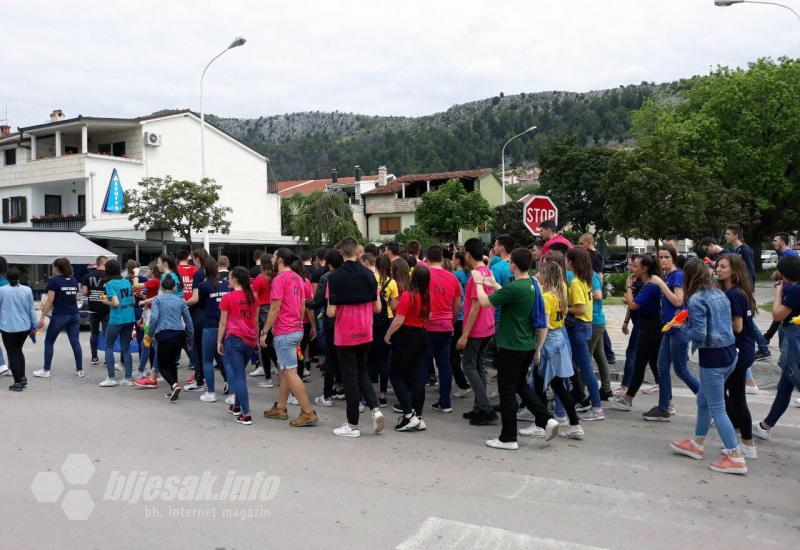 Čapljina: Maturanti na ulicama proslavili završetak srednjoškolskog obrazovanja