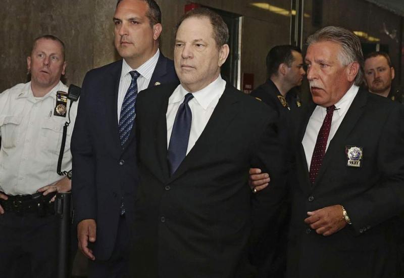 Harvey Weinstein u pratnji istražitelja - Weinsteinova nagodba sa žrtvama zlostavljanja u visini od 44 milijuna dolara