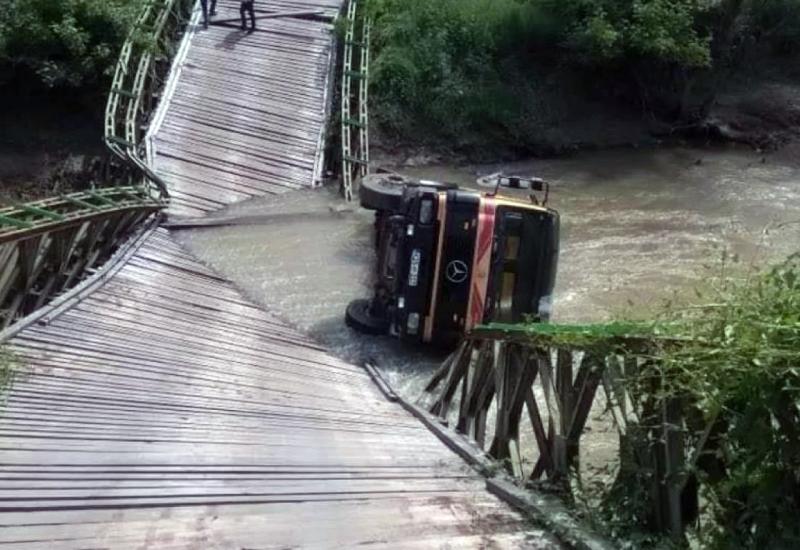 Urušio se most na Spreči; kamion završio u rijeci