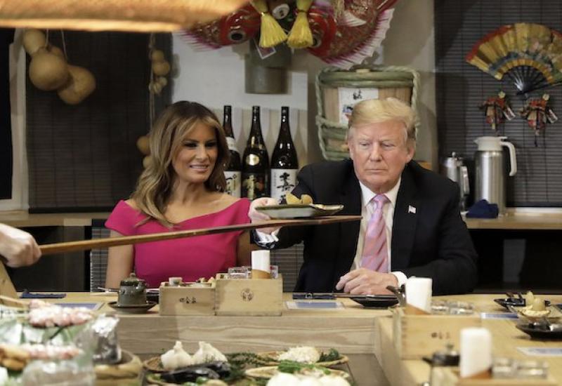Trump uživa u večeri koju priređuje japanski carski par - Trump uživa u večeri koju priređuje japanski carski par