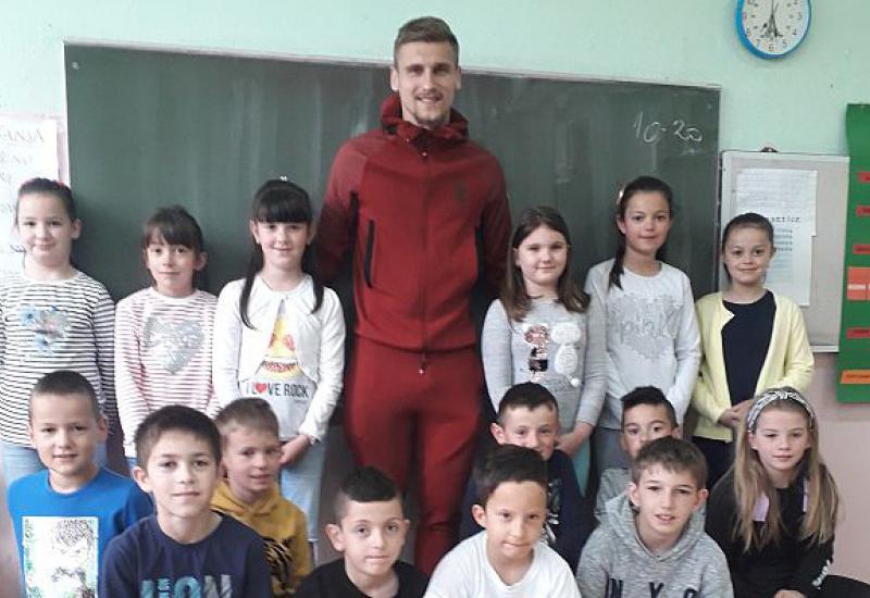 Dinamovac iznenadio mališane u Tomislavgradu - Dinamov stoper ozlijedio ruku dok je cjepao drva u Tomislavgradu