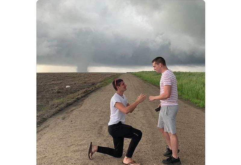 Prošnja - Lovac na oluje zaprosio partnera ispred opasnog tornada