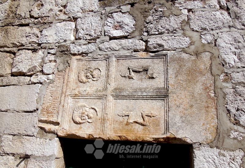 Rimska stela kao nadvratnik - Trilj: Logor rimske legije, mlinice i utvrde iz davnina i čovjek koji je ručao s gavranima   
