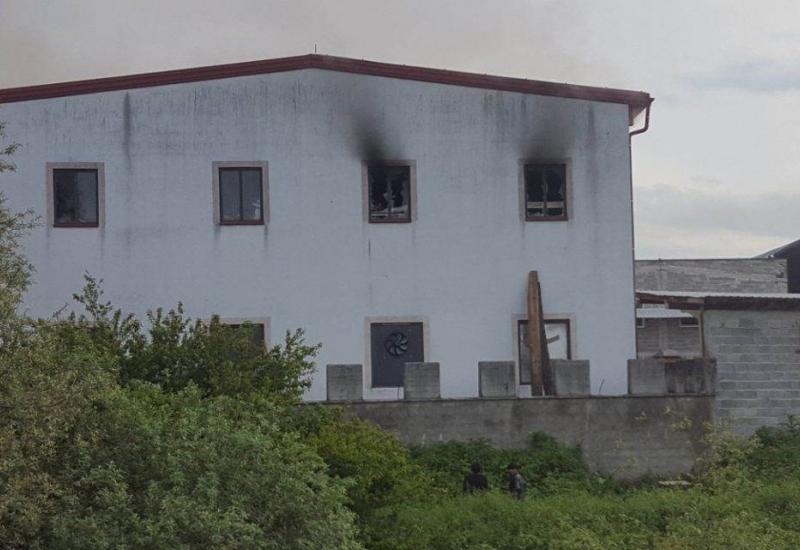 Požar u prihvatnom centru za migrante u Velikoj Kladuši - Požar u prihvatnom centru za migrante u Velikoj Kladuši, ozljeđeno 29 osoba