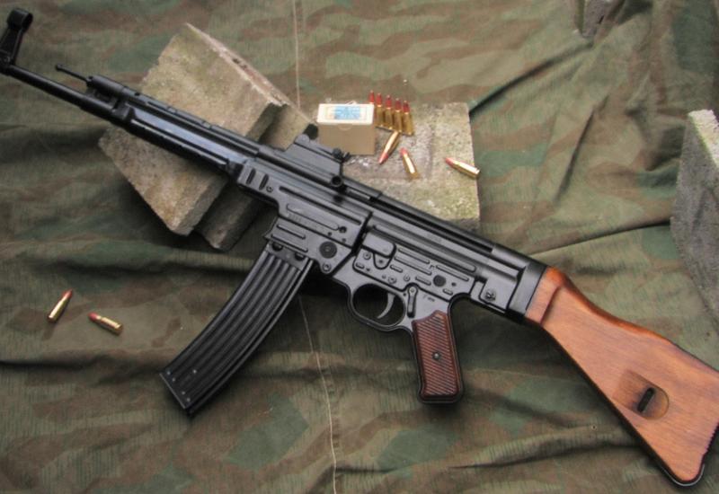 Vojna puška M48 i  'Kalašnjikov' došle ga optužnice
