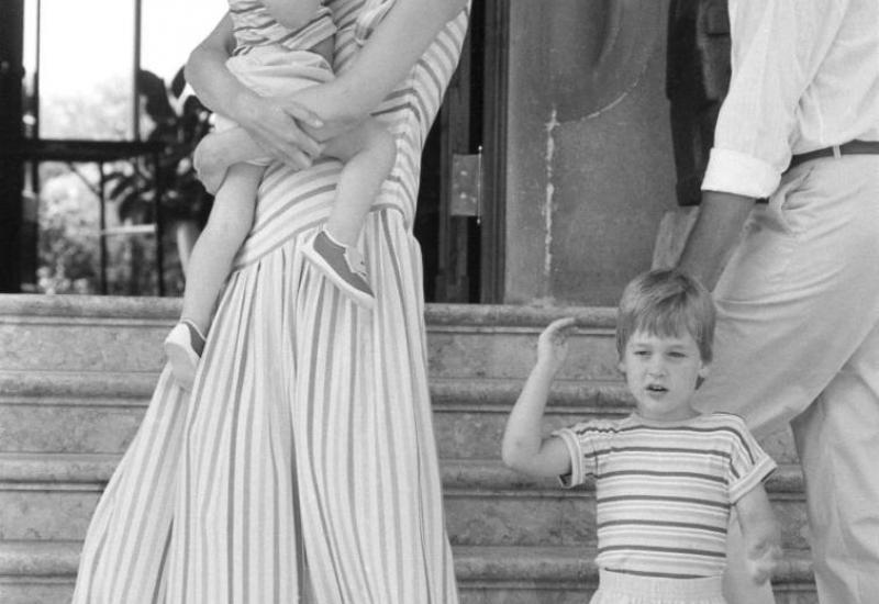 Lady Di  posjetila je Juana Carlosa 1986. na Mallorci. S njom su bili sinovi William (tada 4 godine) i Harry (2) - Juan Carlos: Odlazak vladara koji je ljubio pet tisuća žena