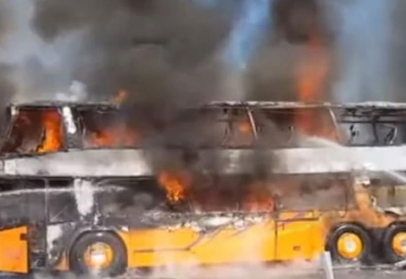 Zapalio se novosadski autobus pun putnika - Zapalio se novosadski autobus pun putnika