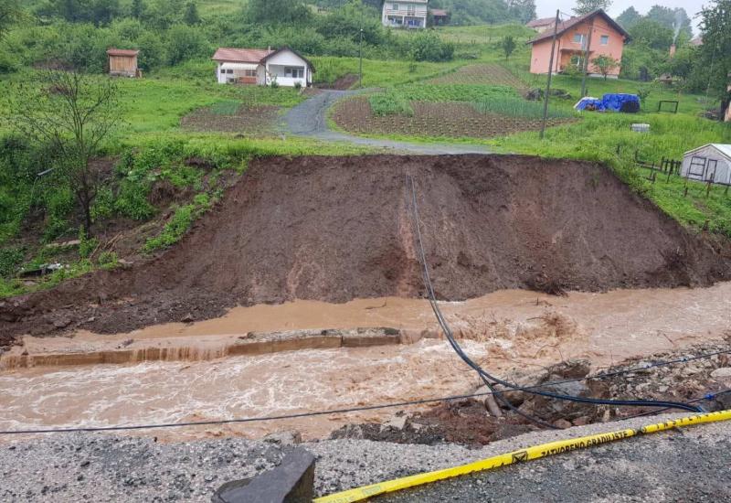 Oštećeni mostovi i poplavljene kuće u nekoliko općina Tuzlanskog kantona - U Tuzli proglašeno stanje prirodne nesreće od poplava
