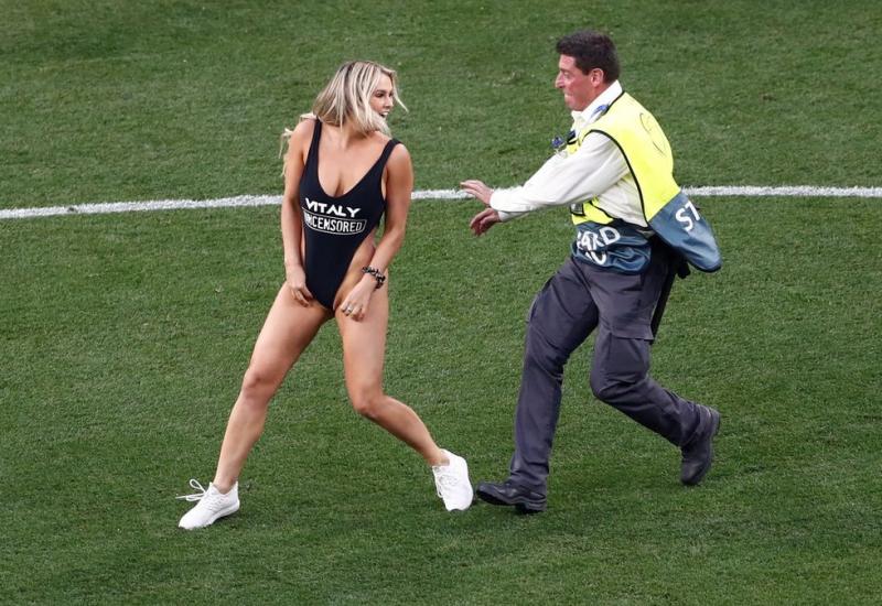Nosila je crni kupaći kostim s bijelim natpisom - Plavuša koja je upala na travnjak tijekom finala Lige prvaka reklamirala rusku porno stranicu