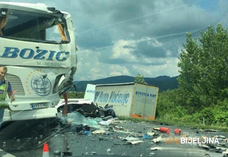 Oštećeni autobus i kamion u kojemu je poginuo vozač - Hrvatska: Poginuo vozač kamiona u sudaru s autobusom iz BiH