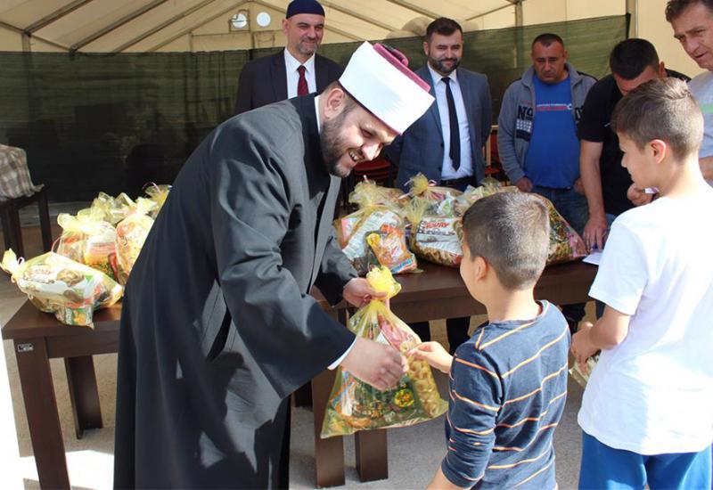Darivanje migranata povodom Bajrama - Migranti iz Salakovca dobili bajramske paketiće