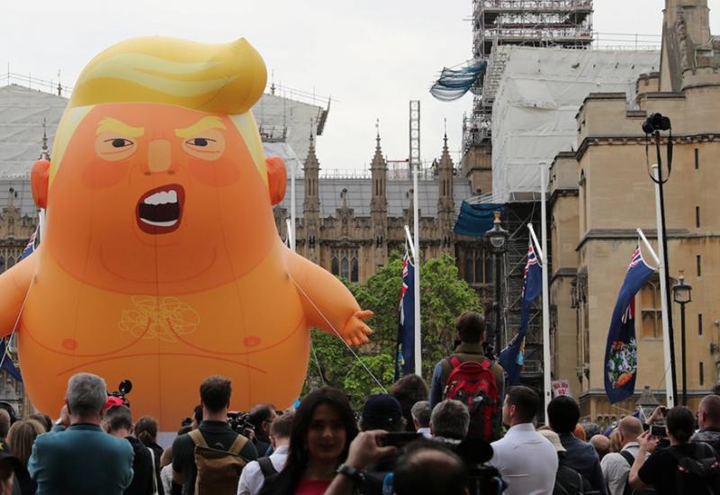 Tisuće Britanaca na ulicama zbog Trumpa  - Beba Trump letjela iznad Londona