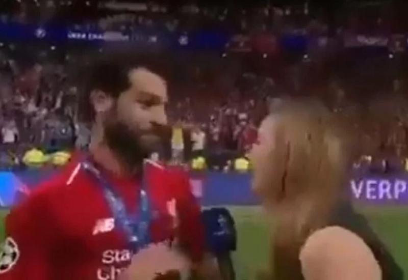 Salah mislio da ga novinarka želi poljubiti  - Salah mislio da ga novinarka želi poljubiti 