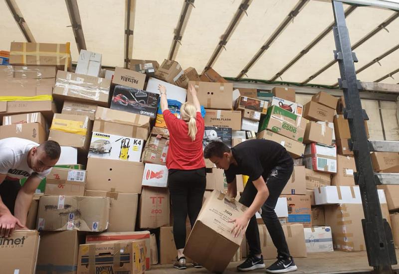 Kap ljubavi: Na stotine kutija odjeće i obuće za potrebite 