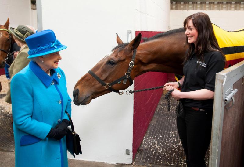 Kraljica i konji: Privlačnost je obostrana - Kraljica Elizabeth od hobija zarađuje pravo bogatstvo