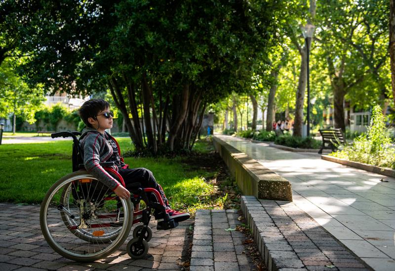 Invalidskim kolicima kroz Mostar... - Mostarska mama koja doista ruši barijere