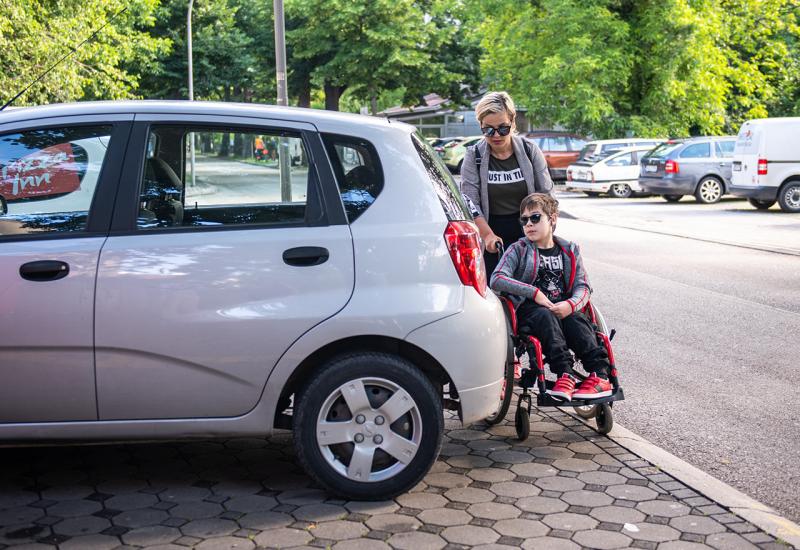 Invalidskim kolicima kroz Mostar... - Mostarska mama koja doista ruši barijere