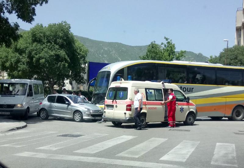 Sudar autobusa i automobila: Jedna osoba ozlijeđena