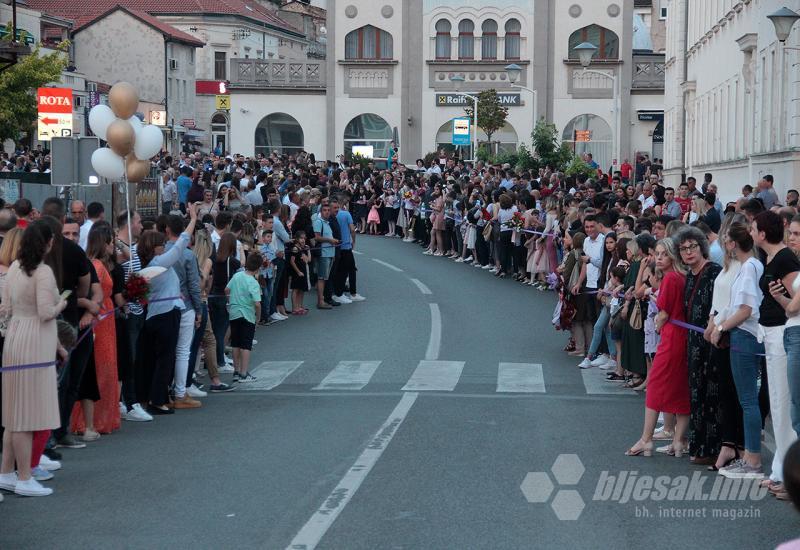 FOTO | Maturanti u Mostaru: Ovo je naša večer!