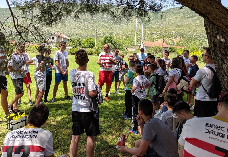 Djeca su kroz igru usvajali osnovna pravila ragbija - Mostar: Osnovci se okušali u ragbiju