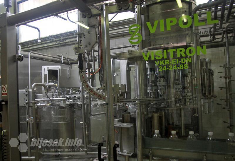 Stroj Vipoll ispere, napuni i čepira 14.000 plastičnih boca vode Lede - Voda Leda - NE DIRAJ