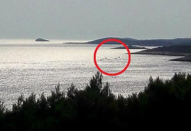 Sportski zrakoplov srušio se kod otoka Hvara, jahtaši brzom reakcijom spasili pilota koji se katapultirao - Avion pao u more kod Hvara, nema ozlijeđenih
