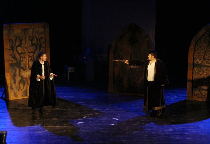 Detalj iz predstave - Konjičani uživali u crnogorskoj izvedbi Tri sestre