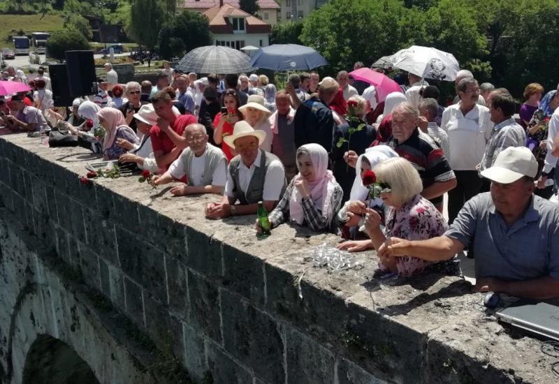  27. godišnjica zločina nad Bošnjacima Višegrada - U Drinu spušteno 3.000 ruža za 3.000 ubijenih Bošnjaka
