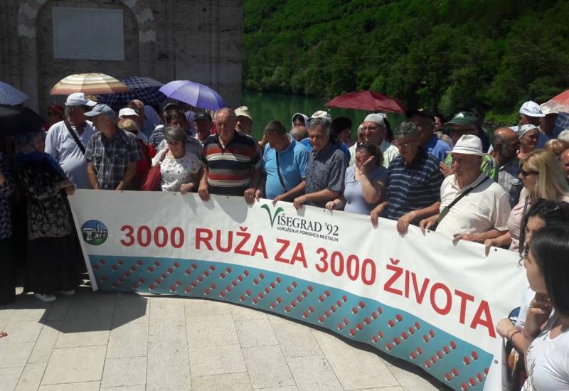  27. godišnjica zločina nad Bošnjacima Višegrada - U Drinu spušteno 3.000 ruža za 3.000 ubijenih Bošnjaka