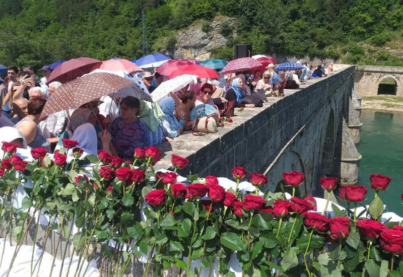 U Drinu spušteno 3.000 ruža za 3.000 ubijenih Bošnjaka