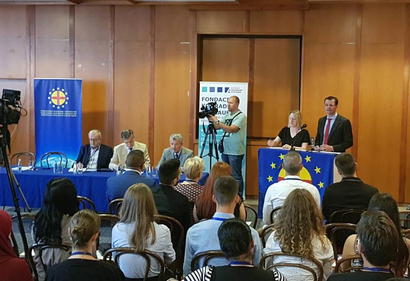 Paneuropska unija je zaključila da su europske integracije prevencija iseljavanja mladih iz BiH - Zadržavanje mladih u BiH: Uključite se u rad stranaka ili NVO-a