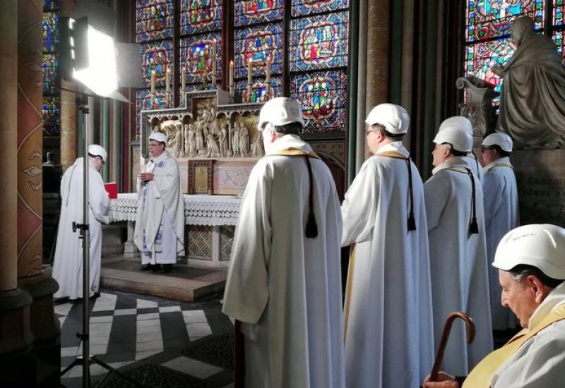 S kacigama na glavi, održano prvo misno slavlje u Notre-Dameu