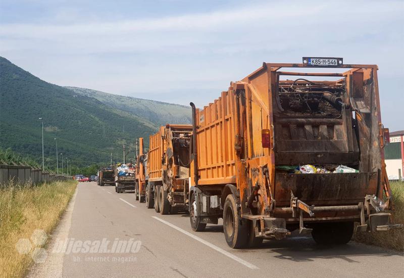 Kamioni čekaju da istovare smeće (ARHIVA) - JP Deponija upozorava Grad i sve građane Mostara