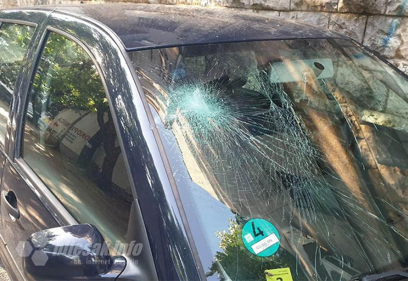 Mostar: 29-godišnjak razbijao automobile i napao ljude