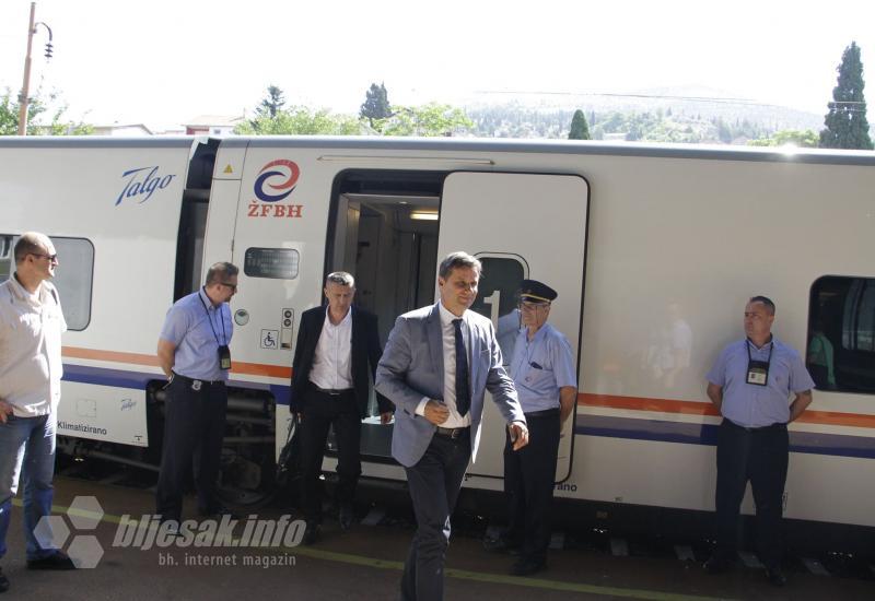 Članovi Vlade i premijer stigli vlakom u Mostar