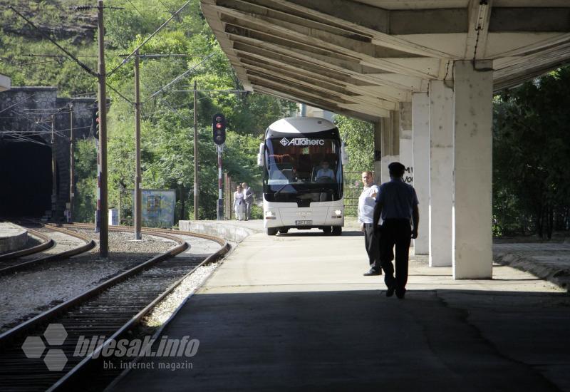 Članovi Vlade i premijer stigli vlakom u Mostar - Članovi Vlade i premijer stigli vlakom u Mostar