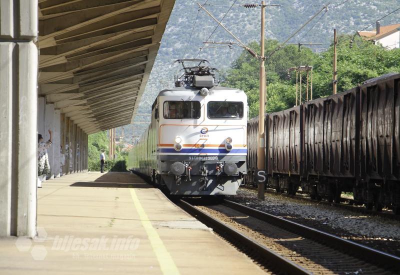 Članovi Vlade i premijer stigli vlakom u Mostar - Članovi Vlade i premijer stigli vlakom u Mostar