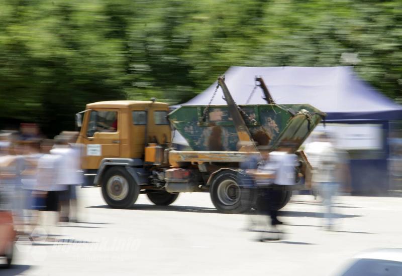 Smeće na putu :) - FOTO| Kamioni krenuli s istovarom, čiste se mostarske ulice