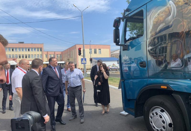 Ludi provod člana predsjedništva BiH - Doik u Bjelorusiji vozi sad kamion, sad autobus