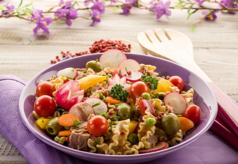 Grčka salata s tjesteninom - Salate koje će vas oduševiti ovo ljeto