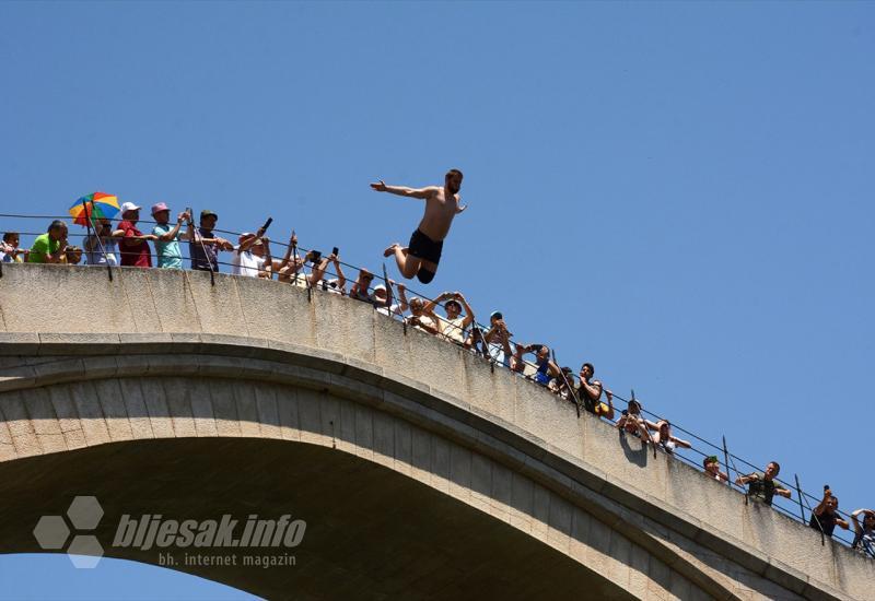 Prvog ljetnog dana turisti u Mostaru traže osvježenje u Neretvi