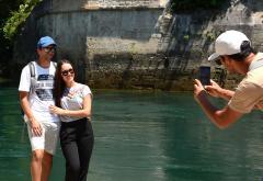 Prvog ljetnog dana turisti u Mostaru traže osvježenje u Neretvi
