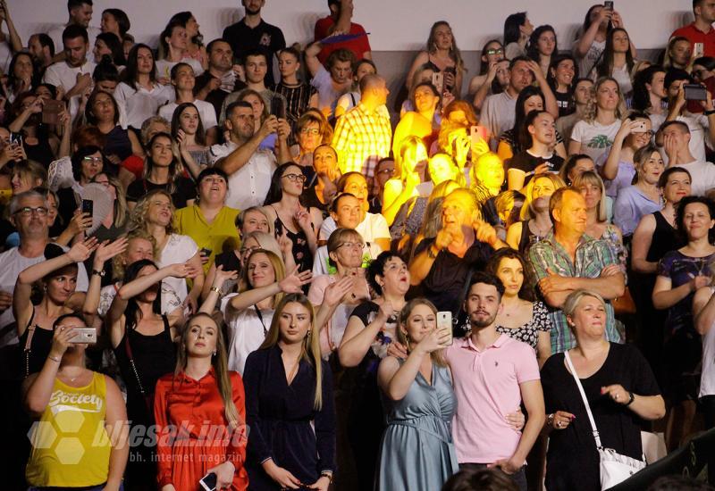 FOTO | Zdravko Čolić spektakularnim koncertom ukrao srca mostarskoj publici