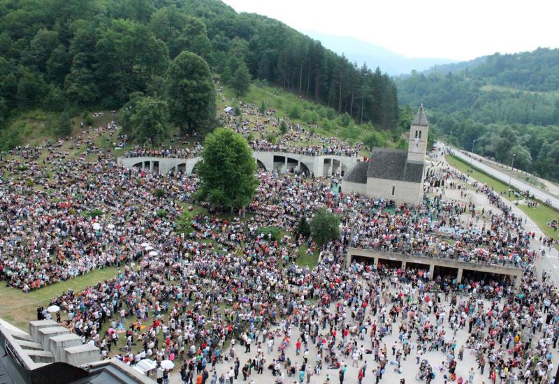 Tisuće hodočasnika pohodi svetište Ivana Krstitelja u Podmilačju
