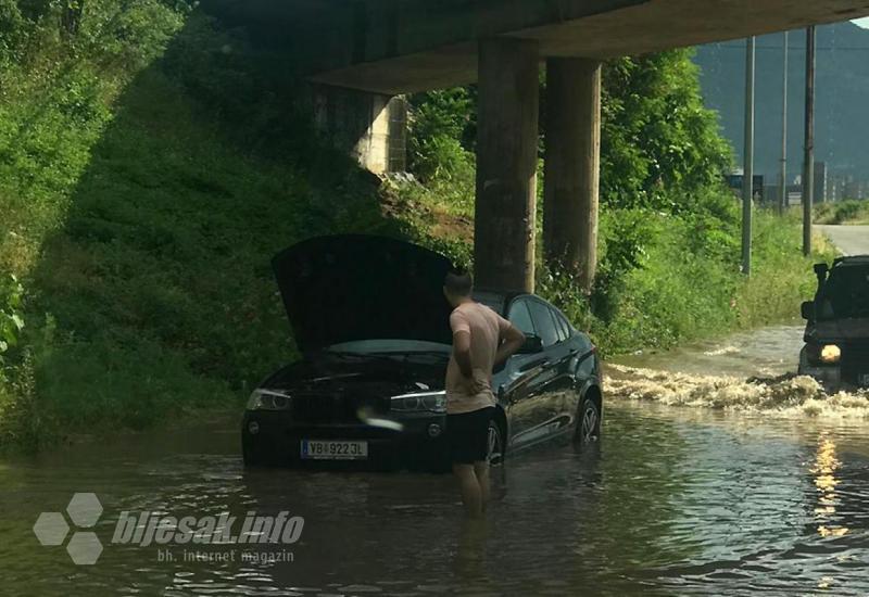 Mostar: Automobil zaglavio u ''poplavi''