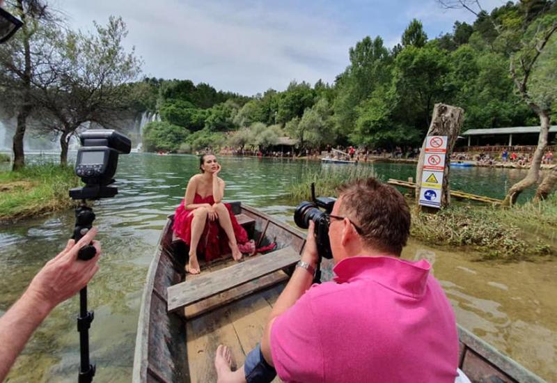 Glumica Ornela Vištica ispred slapova Kravica - Prelijepa Mostarka u ulozi foto modela u fantastičnom hercegovačkom ambijentu