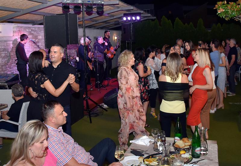 Nakon dobrog jela, energije za ples uvijek ima - Glas s Juga zabavljao Mostarce i Mostarke