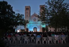 U prekrasnom ambijentu dvorišta širokobriješke crkve održan humanitarni koncert duhovne glazbe