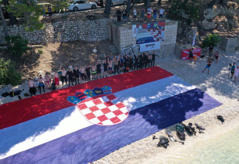 Ronioci SEUH-a i TIMUN-a oborili Guinissov rekord - Potvrda iz Guinnessa: Zastava Hrvatske je najveća ikad razvijena pod vodom