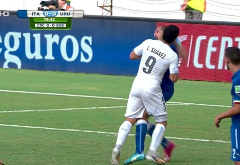 Trenutak kad je Luis Suarez ujeo za rame talijanskog braniča Giorgia Chiellinija - Je li moguće? Luis Suarez tražio penal jer je vratar igrao rukom!?